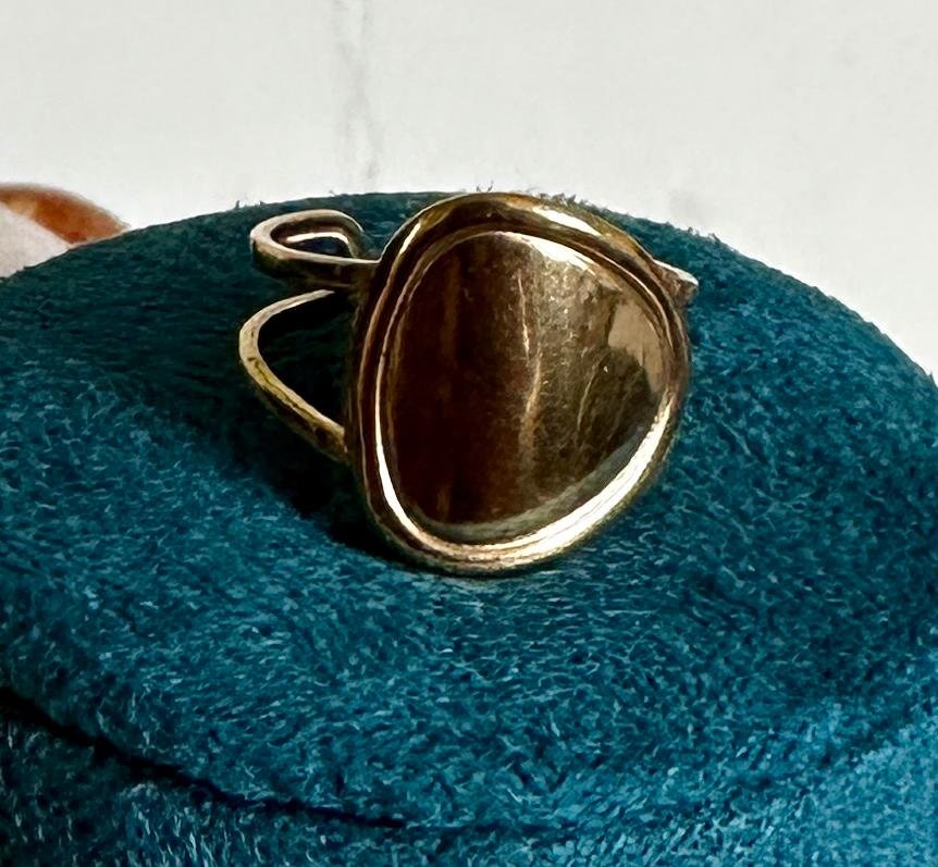 Golden Pebble Frame Ring - Image 2