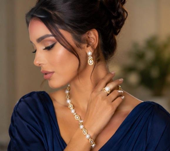 Royal Pearl Halo Jewellery Set - Image 3