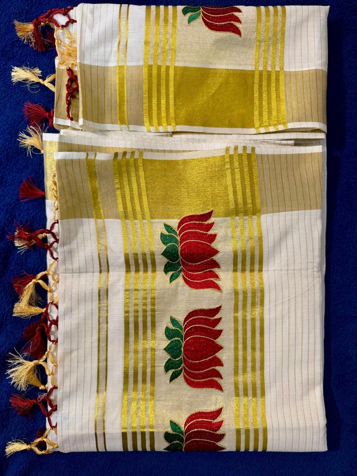 Lotus Butta Kasavu Saree - Image 2